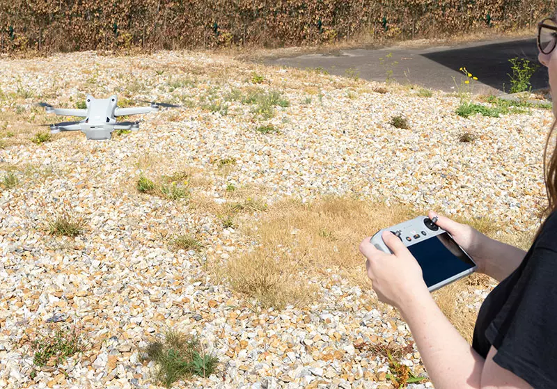 DJI Mini 3 Pro en vol à l’éxtérieur