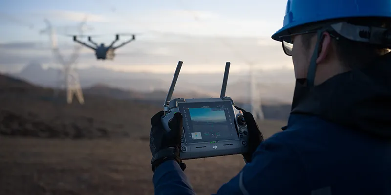 Pilote de drone, radiocommande en mains