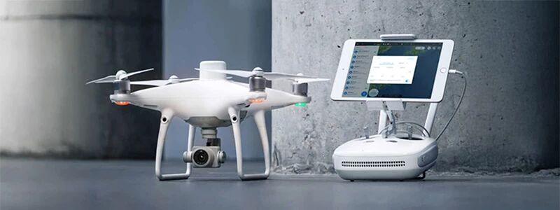 Drone DJI Phantom avec sa radiocommande