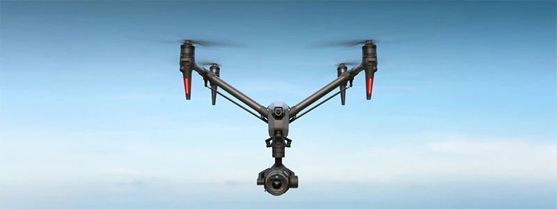 Drone DJI Inspire 2 en vol, bras relevés