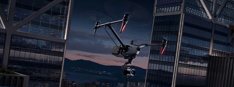 Drone DJI Inspire 3 volant entre les buildings