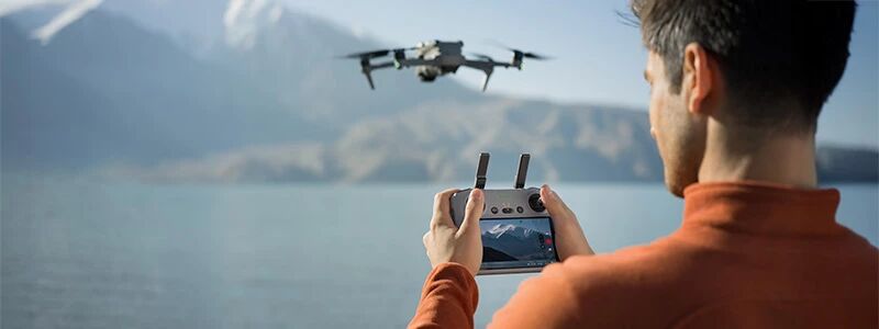 Drone piloté par un homme