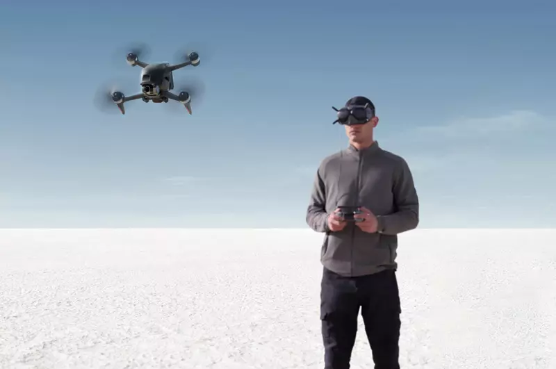 Pilote en train de faire voler un drone FPV en immersion