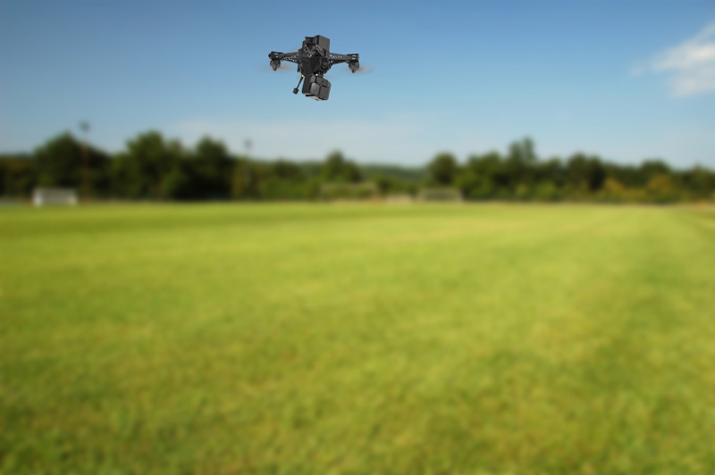 Un drone qui vole en freestyle