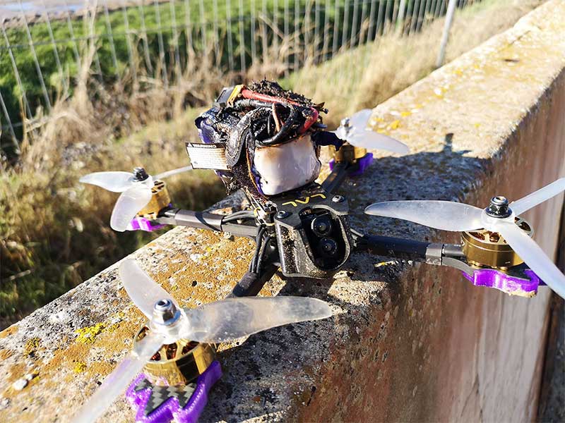 Un drone FPV qui vient de crasher