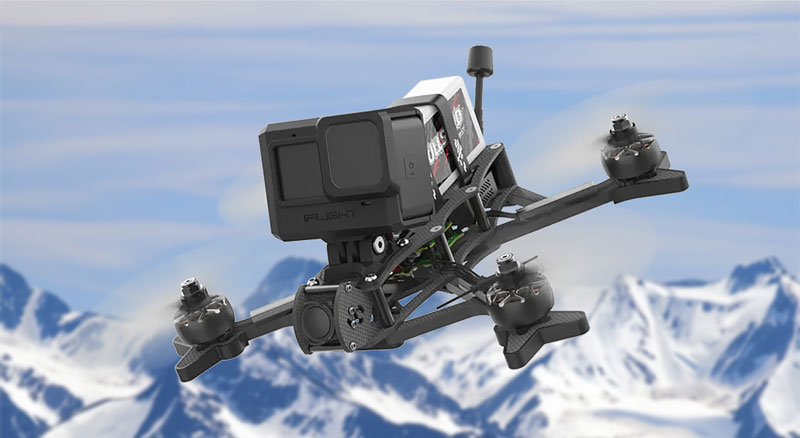 Drones FPV volant au dessus des montagnes