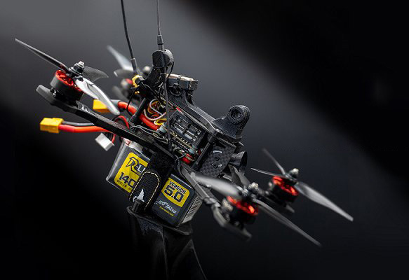 Un drone avec une batterie LiPo