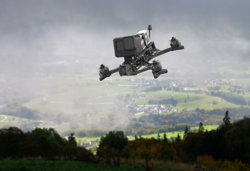 Un drone FPV en vol