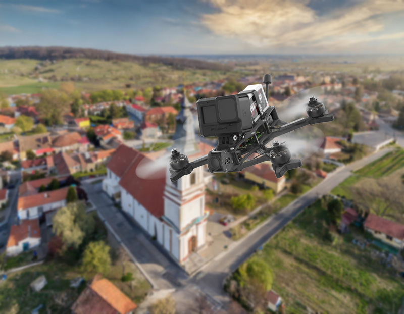 un drone volant en ville