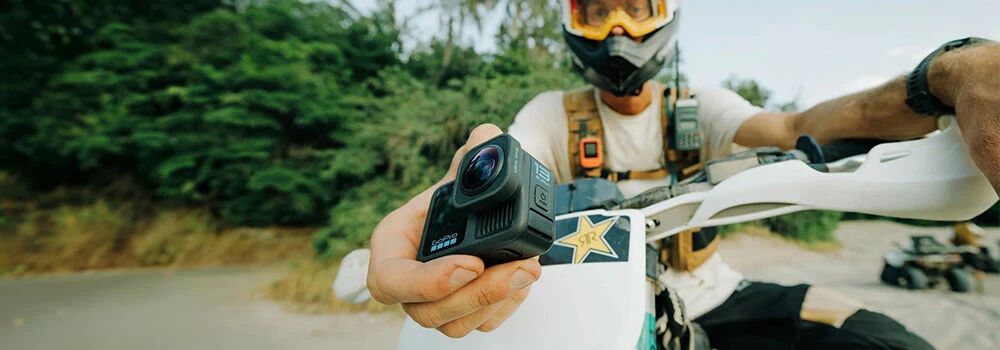 GoPro 13 dans les mains d'un pilote de moto