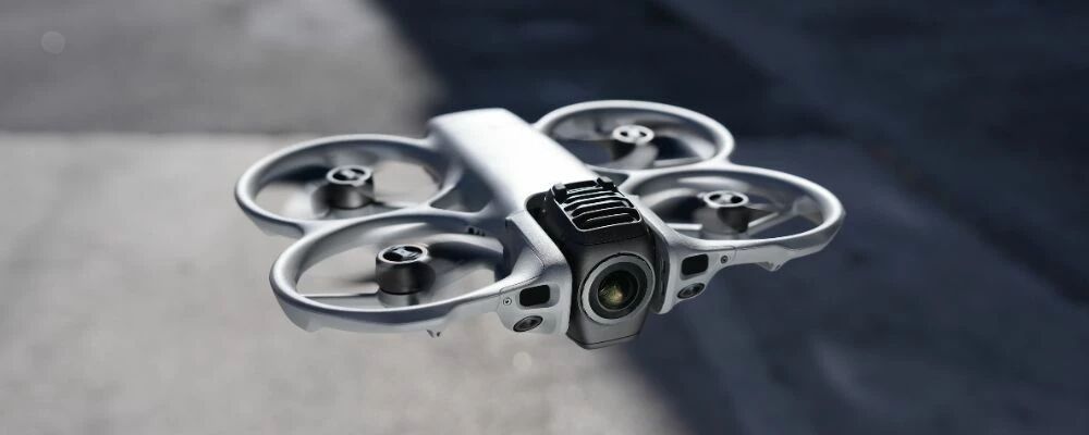 dji avata 360 drone en vol sable dji avata 360 drone en vol sable