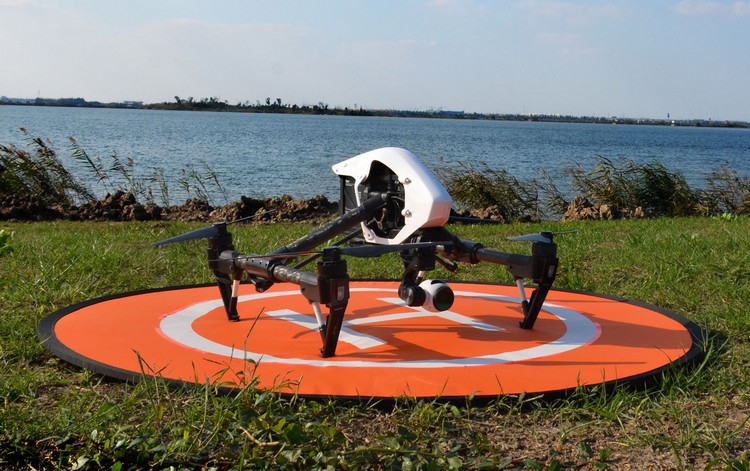 Piste D'atterrissage Pleine De Drones Prêts Avec Des Colis Pour La